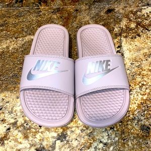 Big kid’s / women’s NIKE slides size 5